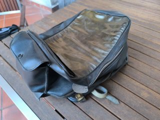 Bolsa sobre depósito moto vieja