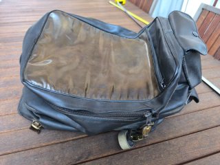 Bolsa sobre depósito moto vieja