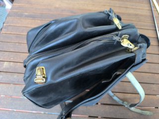 Bolsa sobre depósito moto vieja