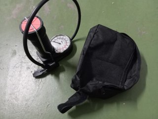 Inflador de pie con manómetro