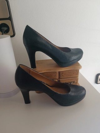 Zapatos de tacón Clarks negros piel serpiente