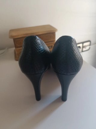 Zapatos de tacón Clarks negros piel serpiente