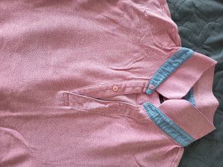Blusa rosa con cuello azul