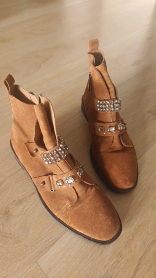 Botines Stradivarius con pedrería
