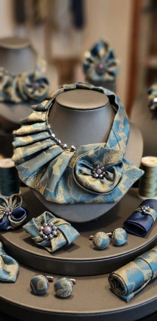 Sciarpa collana blu e oro