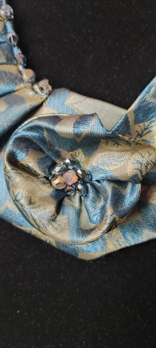 Sciarpa collana blu e oro