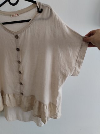 Blusa beige con botones y volantes