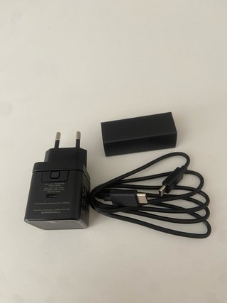 Cargador USB-C con adaptador internacional.