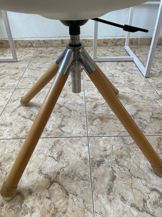 Silla de estudio blanca y madera