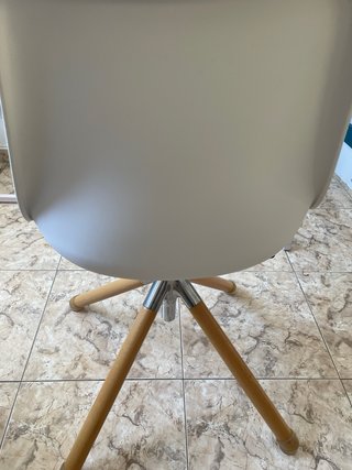 Silla de estudio blanca y madera