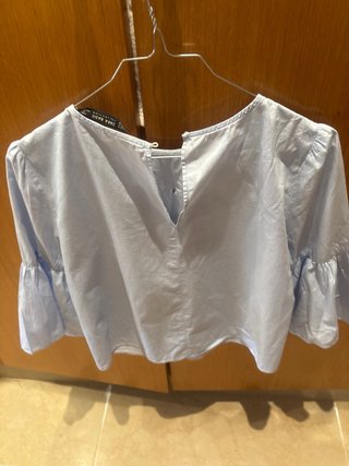 Blusa Zara azul perlas manga campana