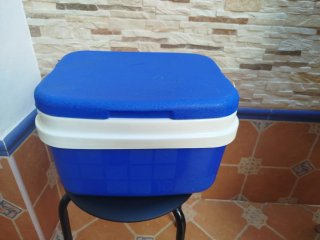 Nevera Portátil Azul y Blanca.