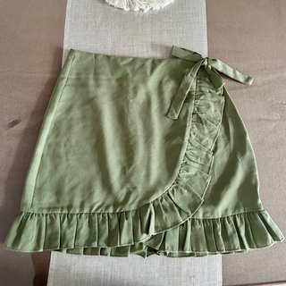 Falda verde con volantes y lazada