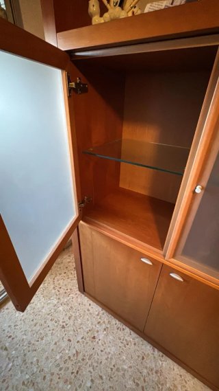 Bonito mueble salón madera, mesa ext y lámparas
