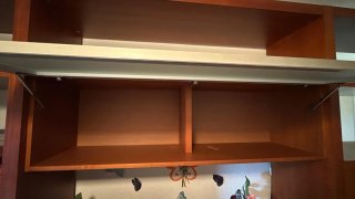 Bonito mueble salón madera, mesa ext y lámparas