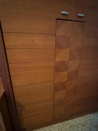 Bonito mueble salón madera, mesa ext y lámparas