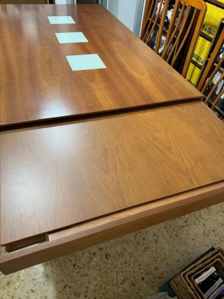 Bonito mueble salón madera, mesa ext y lámparas