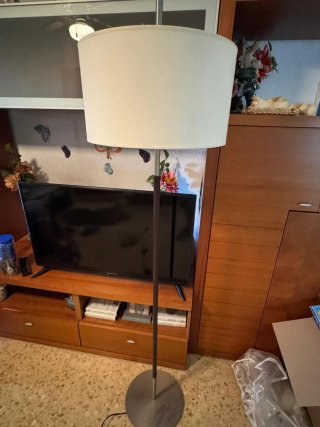 Bonito mueble salón madera, mesa ext y lámparas