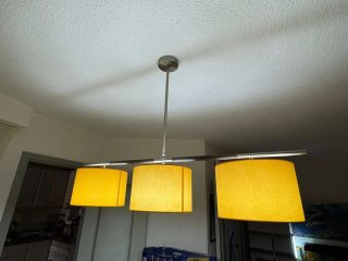 Bonito mueble salón madera, mesa ext y lámparas