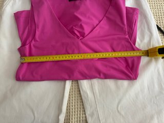 Conjunto top fucsia y pantalón blanco