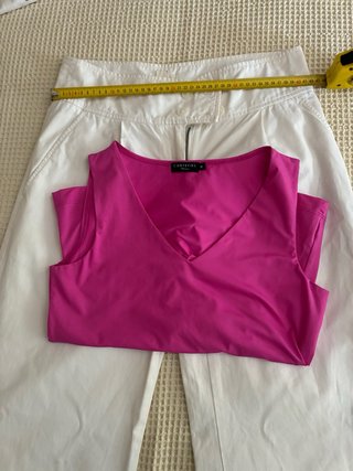 Conjunto top fucsia y pantalón blanco