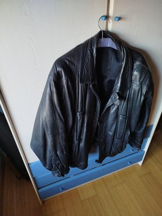 Chaqueta de  piel negra hecha a  mano sin marca