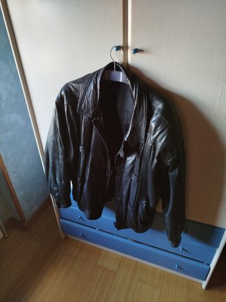 Chaqueta de  piel negra hecha a  mano sin marca