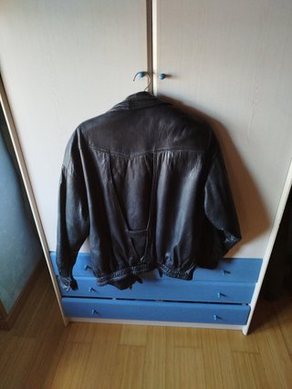 Chaqueta de  piel negra hecha a  mano sin marca