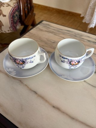 Par de tazas de porcelana clásicas