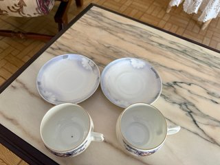 Par de tazas de porcelana clásicas