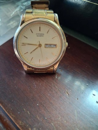 Reloj Citizen Quartz Dorado y Blanco