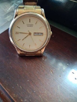 Reloj Citizen Quartz Dorado y Blanco