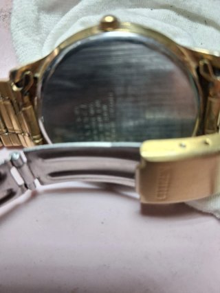 Reloj Citizen Quartz Dorado y Blanco
