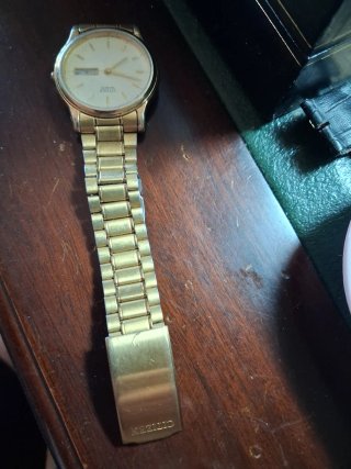 Reloj Citizen Quartz Dorado y Blanco
