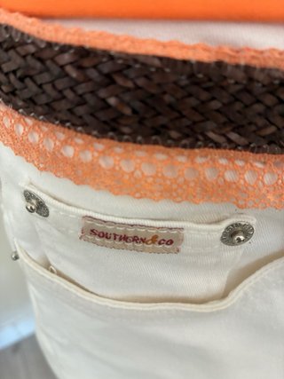 Conjunto top naranja y pantalón blanco
