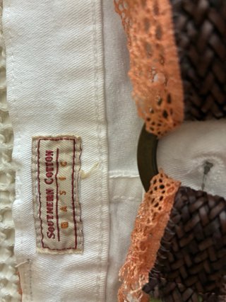 Conjunto top naranja y pantalón blanco