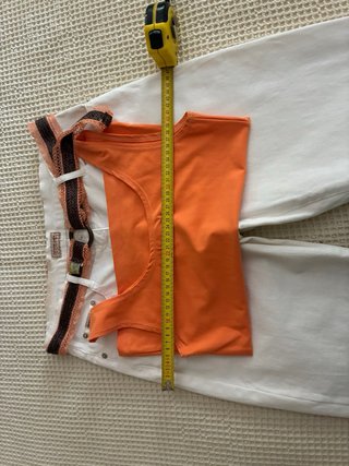 Conjunto top naranja y pantalón blanco