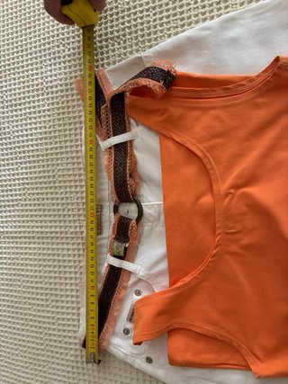 Conjunto top naranja y pantalón blanco