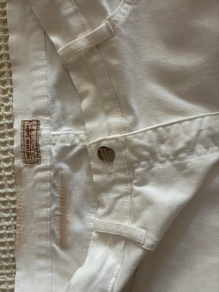 Conjunto top naranja y pantalón blanco