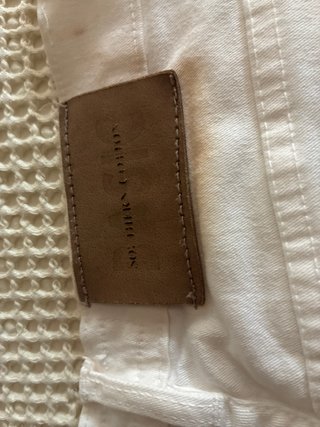 Conjunto top naranja y pantalón blanco