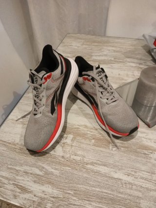 Zapatillas deportivas Reebok grises y rojas