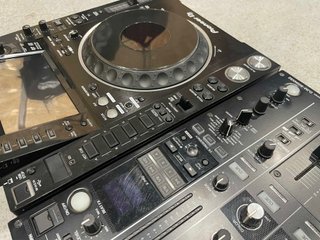 2x Pioneer CDJ-2000NXS2 + DJM-900NXS2 + Flightcase