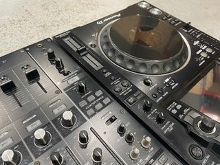 2x Pioneer CDJ-2000NXS2 + DJM-900NXS2 + Flightcase