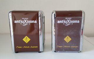 Lote 6 Servilleteros metálicos con porta-menus.