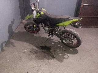 Moto Supermotard Verde y Negra