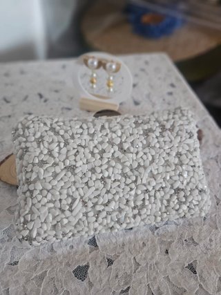 Bolso de fiesta blanco y plata
