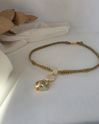 Collar choker dorado con perla natural
