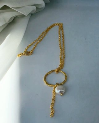 Collar choker dorado con perla natural