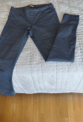 Pantalón pitillo azul y blanco con rayas