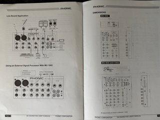 Mesa de mezclas Phonic MU 1002 y dos micrófonos